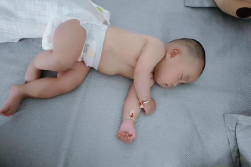果洛宝宝脸上有白色斑块